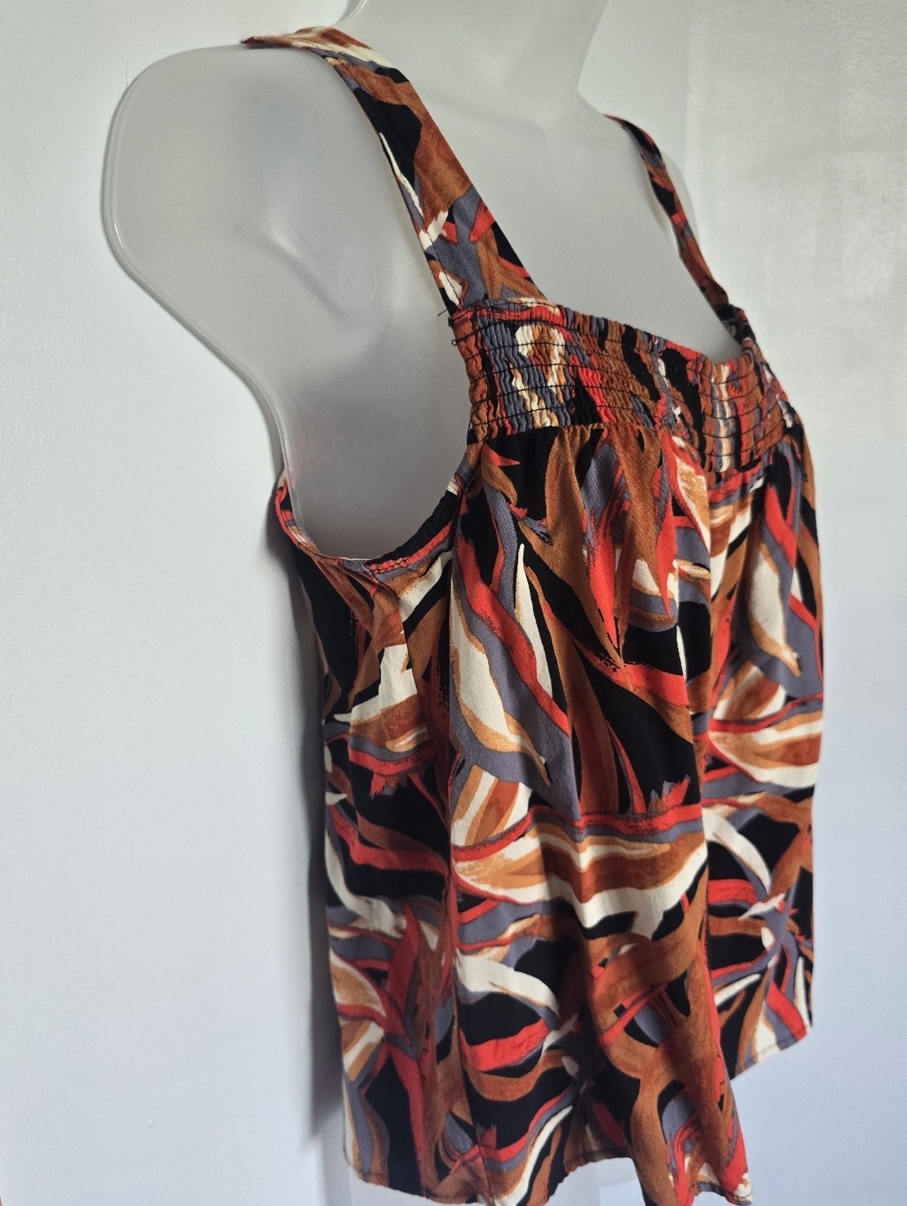 Evereve smocked tank top tropical abstract rust, red, black, cream Womans Medium - Picture 2 of 8